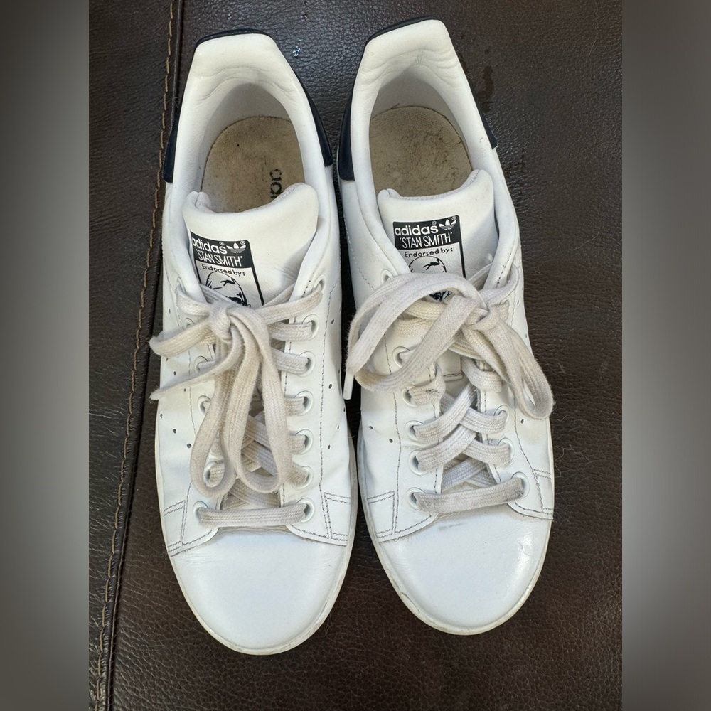 Women’s STAN SMITH Adidas size 7 in good used condition no rips, no tears.